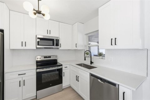 House in Saint Petersburg, Florida 4 bedrooms, 120.22 sq.m. № 2119764 - photo 6