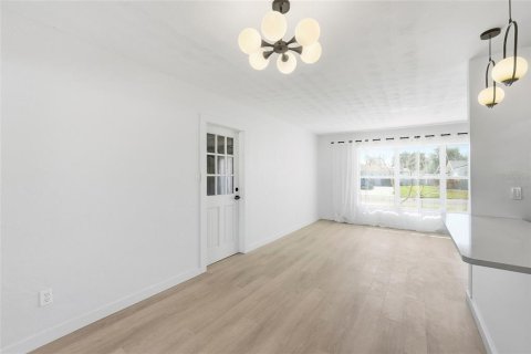 House in Saint Petersburg, Florida 4 bedrooms, 120.22 sq.m. № 2119764 - photo 12