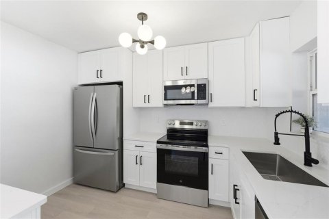 House in Saint Petersburg, Florida 4 bedrooms, 120.22 sq.m. № 2119764 - photo 4