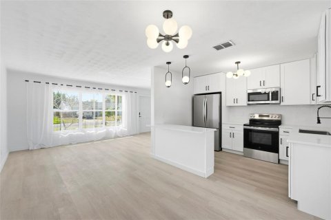 House in Saint Petersburg, Florida 4 bedrooms, 120.22 sq.m. № 2119764 - photo 8