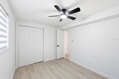House in Saint Petersburg, Florida 4 bedrooms, 120.22 sq.m. № 2119764 - photo 21
