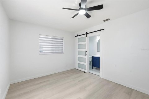 House in Saint Petersburg, Florida 4 bedrooms, 120.22 sq.m. № 2119764 - photo 15