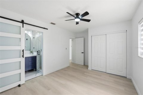 House in Saint Petersburg, Florida 4 bedrooms, 120.22 sq.m. № 2119764 - photo 14