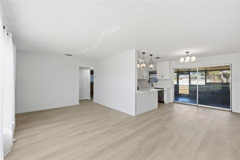 House in Saint Petersburg, Florida 4 bedrooms, 120.22 sq.m. № 2119764 - photo 9
