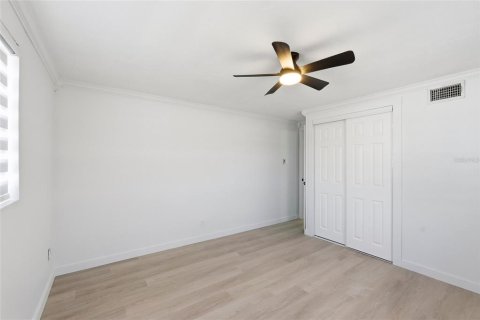House in Saint Petersburg, Florida 4 bedrooms, 120.22 sq.m. № 2119764 - photo 24