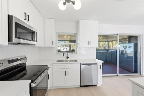House in Saint Petersburg, Florida 4 bedrooms, 120.22 sq.m. № 2119764 - photo 7