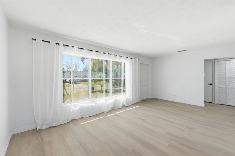 House in Saint Petersburg, Florida 4 bedrooms, 120.22 sq.m. № 2119764 - photo 11