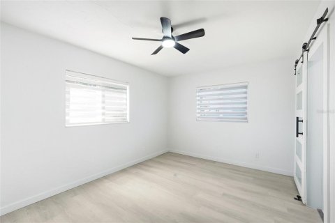 House in Saint Petersburg, Florida 4 bedrooms, 120.22 sq.m. № 2119764 - photo 16
