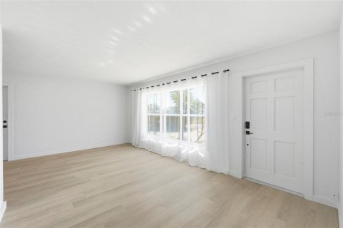 House in Saint Petersburg, Florida 4 bedrooms, 120.22 sq.m. № 2119764 - photo 10