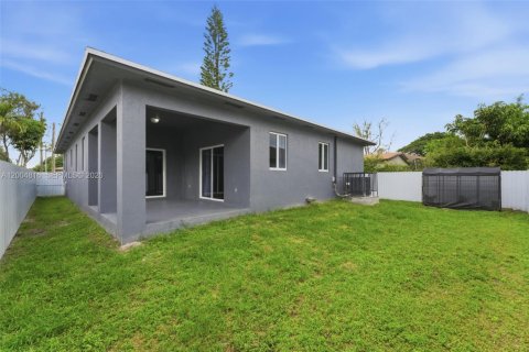 House in Hollywood, Florida 3 bedrooms, 167.04 sq.m. № 2069096 - photo 24