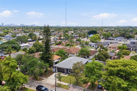 House in Hollywood, Florida 3 bedrooms, 167.04 sq.m. № 2069096 - photo 27