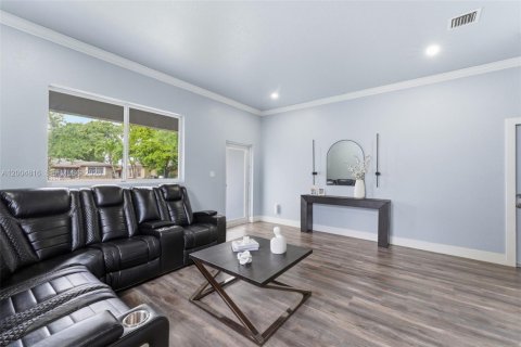 House in Hollywood, Florida 3 bedrooms, 167.04 sq.m. № 2069096 - photo 6