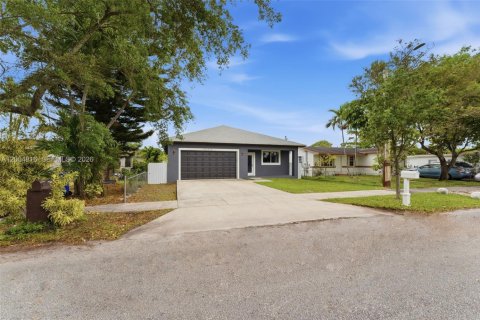 House in Hollywood, Florida 3 bedrooms, 167.04 sq.m. № 2069096 - photo 2