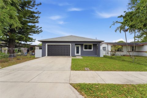 House in Hollywood, Florida 3 bedrooms, 167.04 sq.m. № 2069096 - photo 4