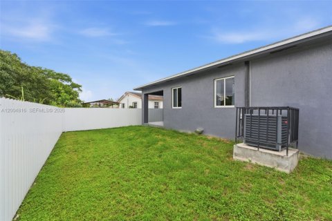 House in Hollywood, Florida 3 bedrooms, 167.04 sq.m. № 2069096 - photo 25