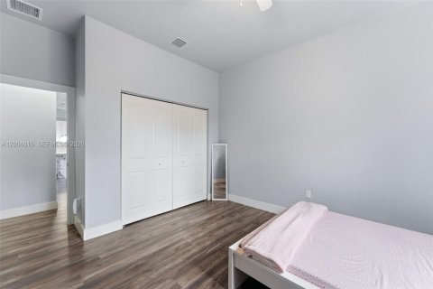 House in Hollywood, Florida 3 bedrooms, 167.04 sq.m. № 2069096 - photo 14