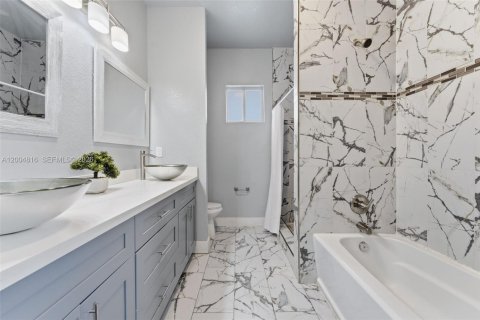 House in Hollywood, Florida 3 bedrooms, 167.04 sq.m. № 2069096 - photo 22