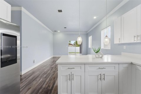 House in Hollywood, Florida 3 bedrooms, 167.04 sq.m. № 2069096 - photo 12