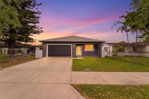 House in Hollywood, Florida 3 bedrooms, 167.04 sq.m. № 2069096 - photo 3