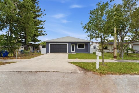 House in Hollywood, Florida 3 bedrooms, 167.04 sq.m. № 2069096