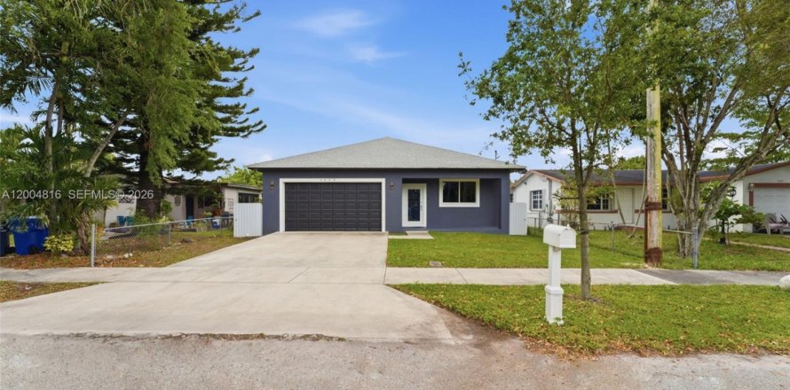 House in Hollywood, Florida 3 bedrooms, 167.04 sq.m. № 2069096