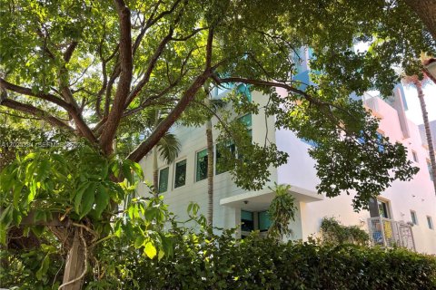 Condo in Miami Beach, Florida, 2 bedrooms № 2186304 - photo 4