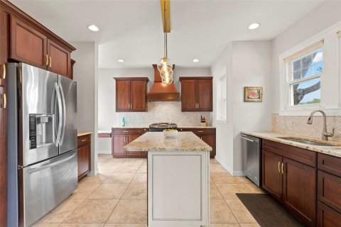 House in Saint Petersburg, Florida 3 bedrooms, 171.87 sq.m. № 1679535 - photo 12