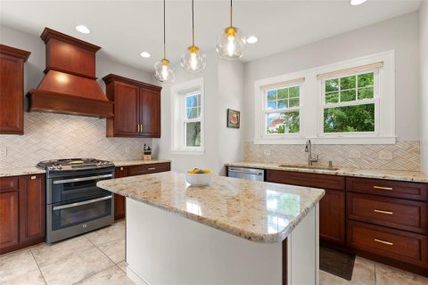 House in Saint Petersburg, Florida 3 bedrooms, 171.87 sq.m. № 1679535 - photo 14