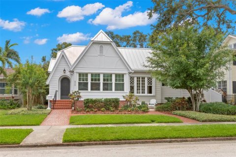 House in Saint Petersburg, Florida 3 bedrooms, 171.87 sq.m. № 1679535 - photo 1