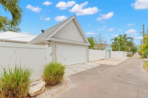 House in Saint Petersburg, Florida 3 bedrooms, 171.87 sq.m. № 1679535 - photo 24