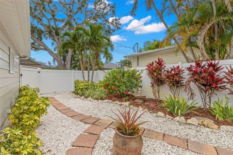 House in Saint Petersburg, Florida 3 bedrooms, 171.87 sq.m. № 1679535 - photo 22