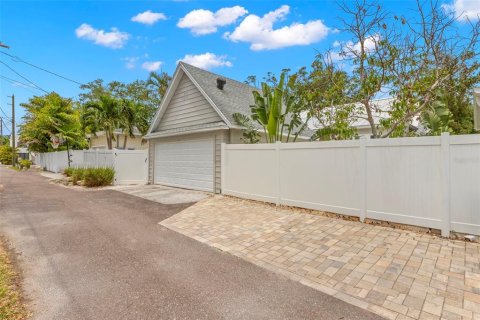 House in Saint Petersburg, Florida 3 bedrooms, 171.87 sq.m. № 1679535 - photo 25