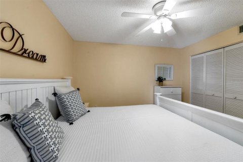 Condo in Bradenton, Florida, 2 bedrooms  № 1910088 - photo 15