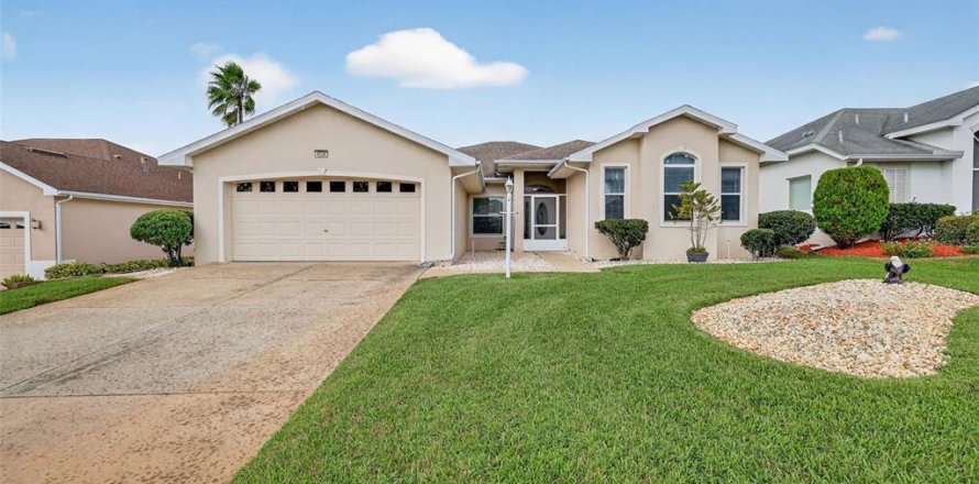 House in Leesburg, Florida 2 bedrooms, 204.38 sq.m. № 2347081