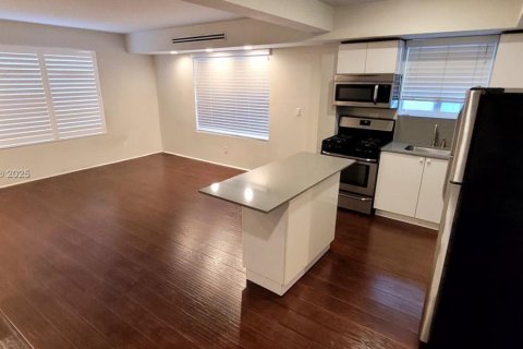Appartement à louer à Miami Beach, Floride: 1 chambre, 344.2 m2 № 1946880 - photo 2