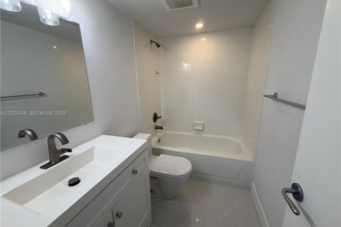 Copropriété à louer à Hialeah, Floride: 2 chambres, 69.68 m2 № 2154897 - photo 17