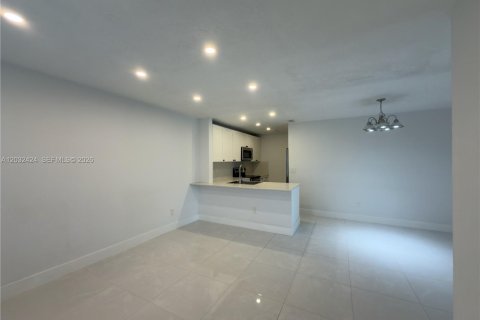 Copropriété à louer à Hialeah, Floride: 2 chambres, 69.68 m2 № 2154897 - photo 6