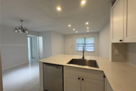 Copropriété à louer à Hialeah, Floride: 2 chambres, 69.68 m2 № 2154897 - photo 3