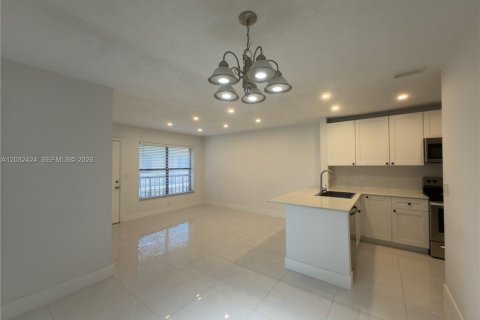 Copropriété à louer à Hialeah, Floride: 2 chambres, 69.68 m2 № 2154897 - photo 2