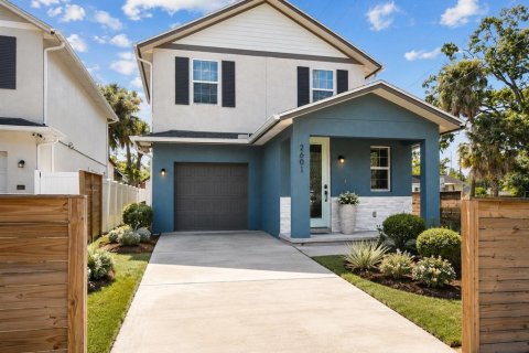 House in Tampa, Florida 3 bedrooms, 164.99 sq.m. № 2151944