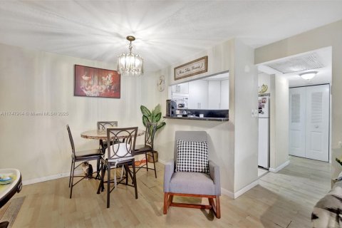 Condo in Hollywood, Florida, 1 bedroom  № 1760812 - photo 14