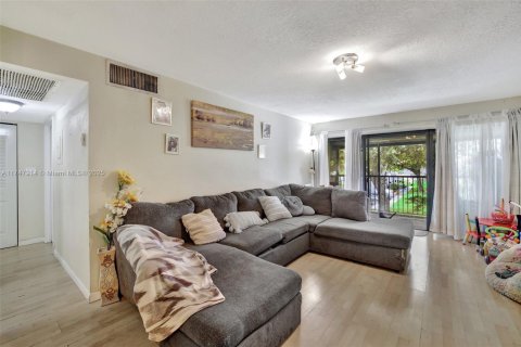 Condo in Hollywood, Florida, 1 bedroom  № 1760812 - photo 2