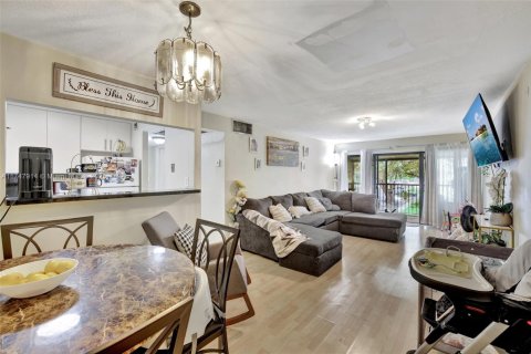 Condo in Hollywood, Florida, 1 bedroom  № 1760812 - photo 1