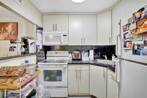 Condo in Hollywood, Florida, 1 bedroom  № 1760812 - photo 8