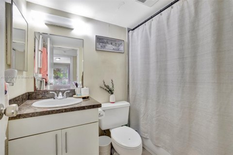 Condo in Hollywood, Florida, 1 bedroom  № 1760812 - photo 17
