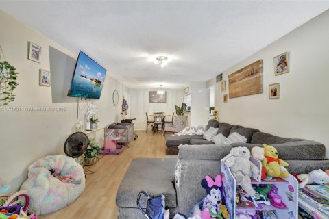 Condo in Hollywood, Florida, 1 bedroom  № 1760812 - photo 11
