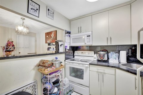 Condo in Hollywood, Florida, 1 bedroom  № 1760812 - photo 9