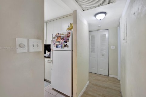 Condo in Hollywood, Florida, 1 bedroom  № 1760812 - photo 13