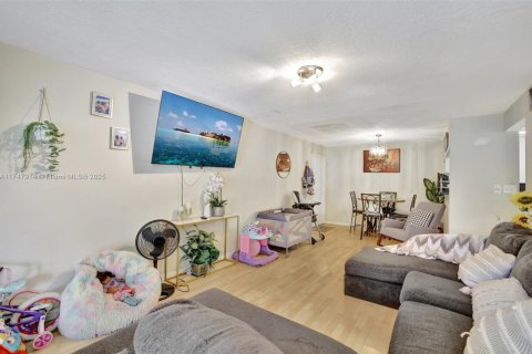 Condo in Hollywood, Florida, 1 bedroom  № 1760812 - photo 10