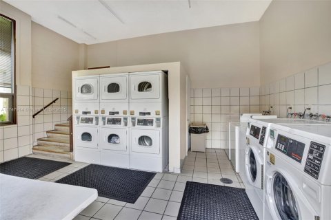 Condo in Hollywood, Florida, 1 bedroom  № 1760812 - photo 24